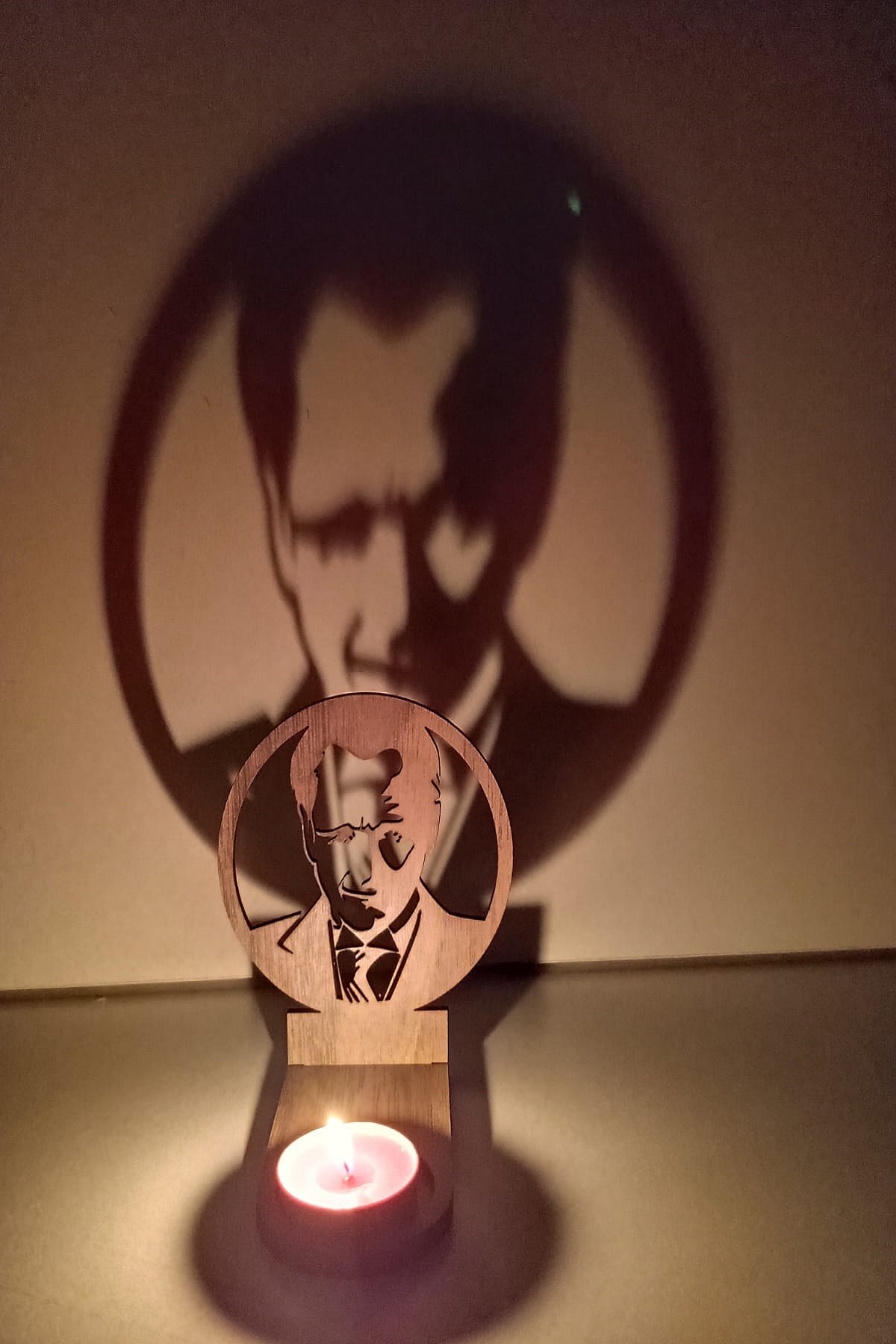 Mustafa Kemal ATATÜRK Figür Kahverengi Ahşap Gölge Mumluk Projeksiyon Biblo – Mum Hediyeli MKA2