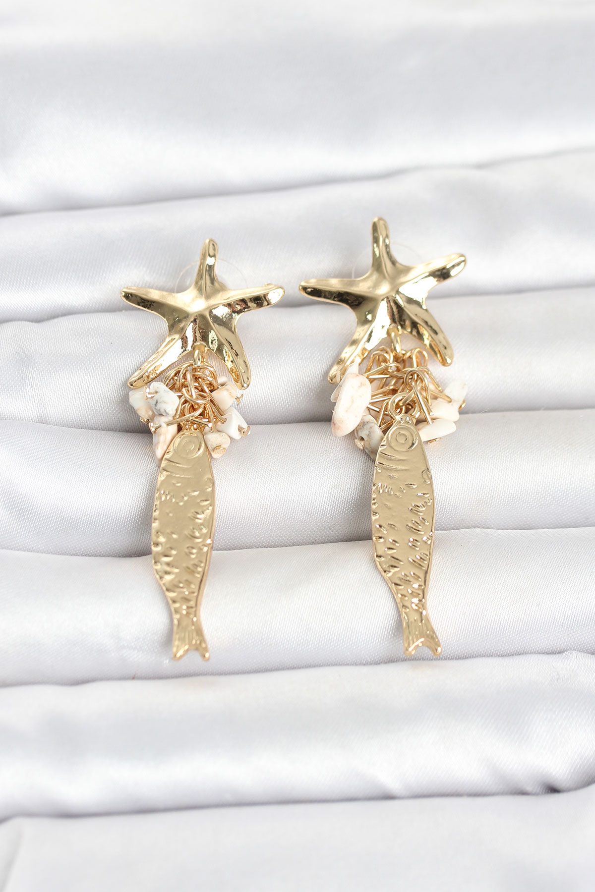 Deniz Yıldızı ve Balık Detaylı Krem Taşlı Gold Renk Kadın Küpe TJ-BKP11796