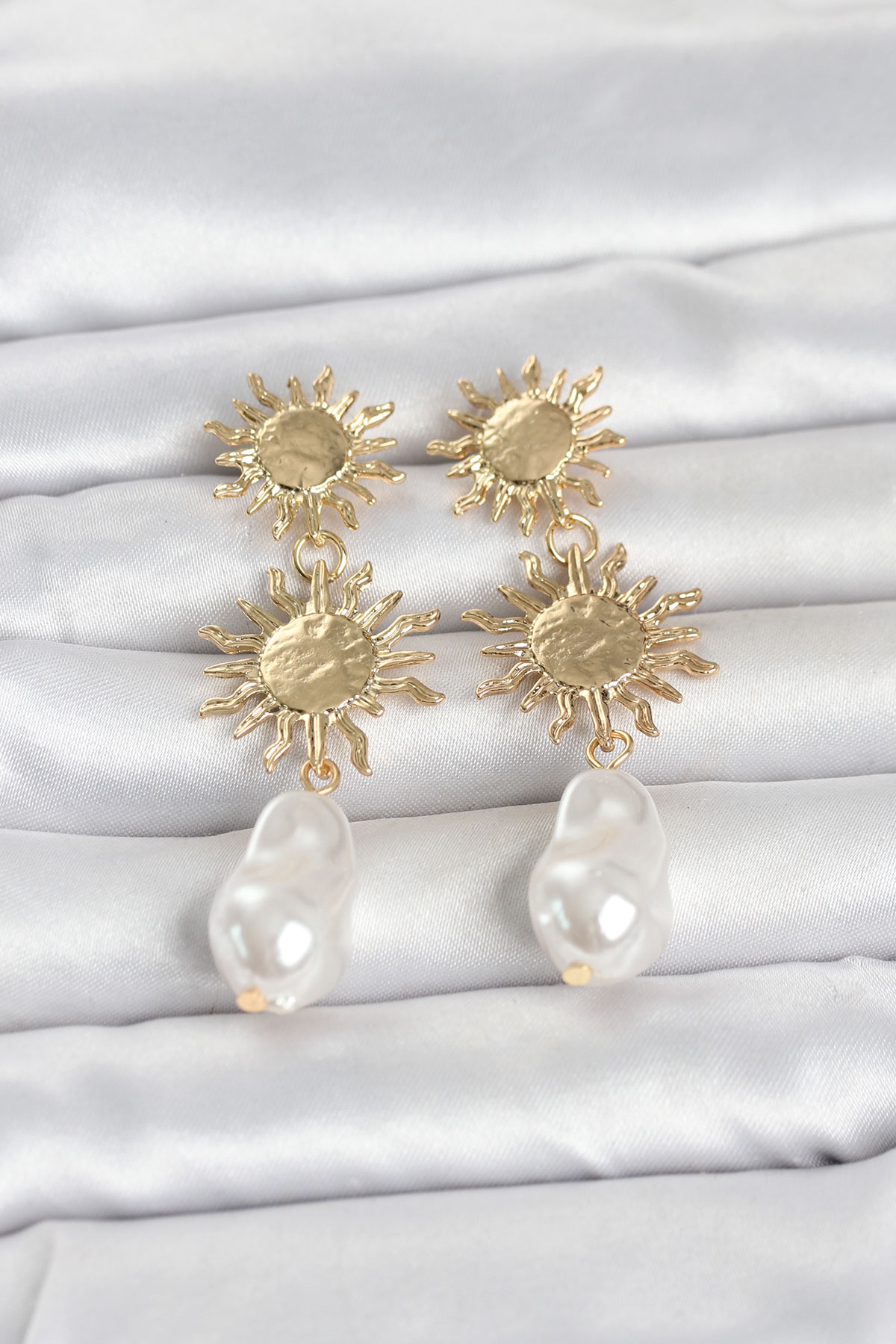Gold Renk Pirinç Güneş Model Detaylı Kadın Küpe TJ-BKP11797