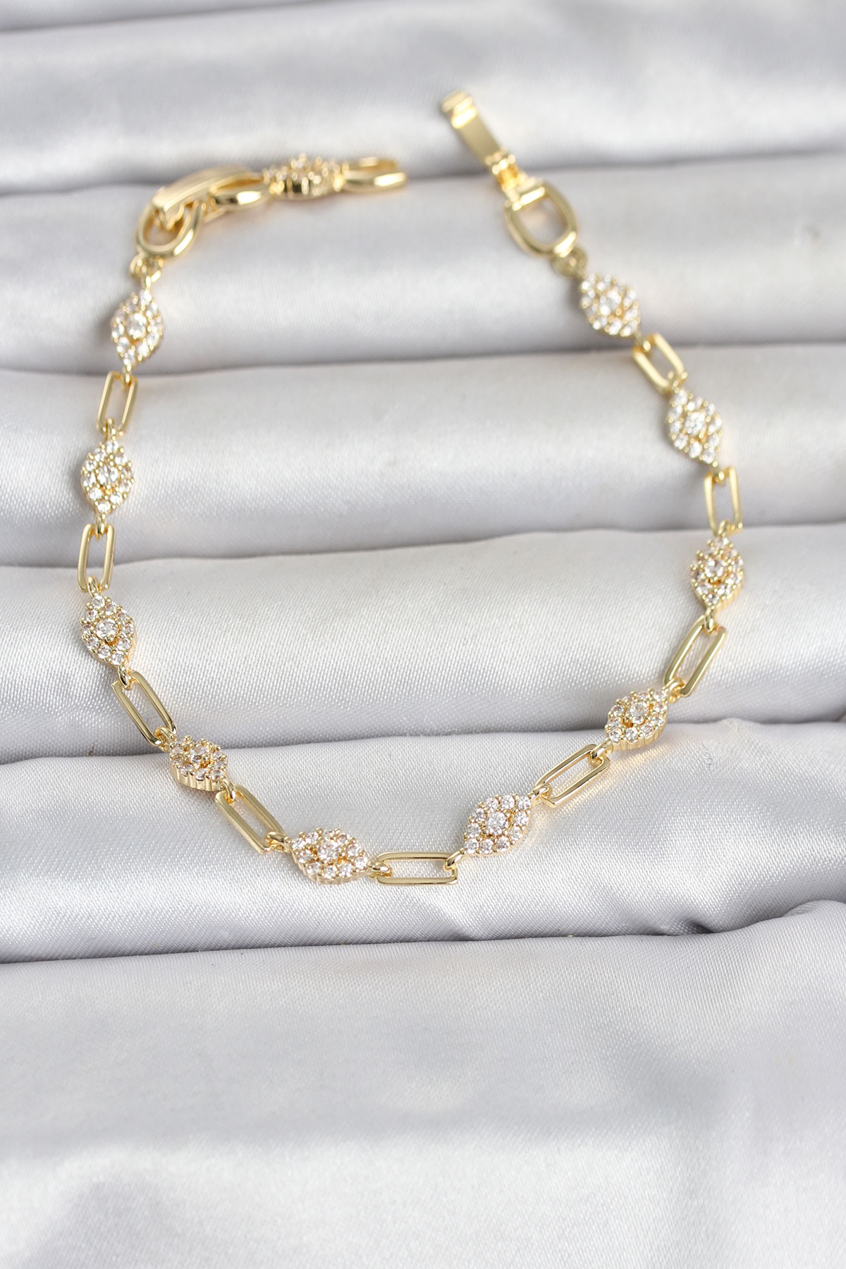 Gold Renk Zirkon Taşlı Ataç Zincir Model Kadın Bileklik TJ-BB8499